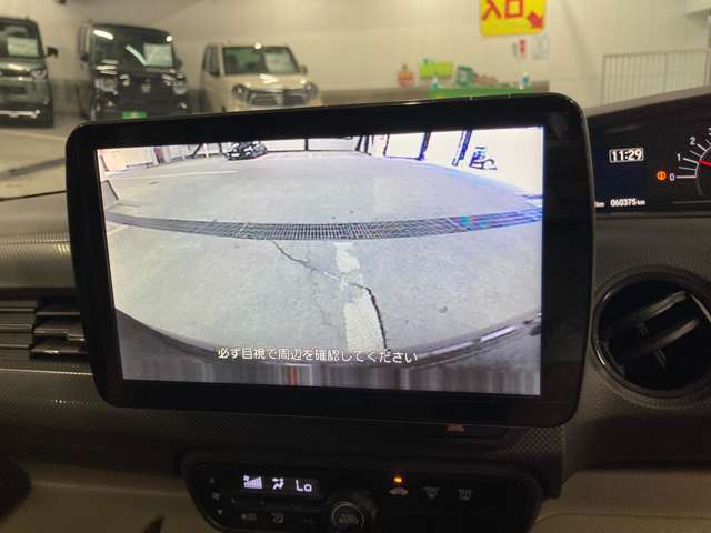 【バックモニター】　バックモニターもございますので駐車もラクラクです！