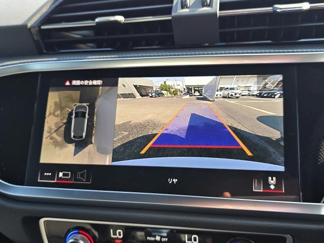 サラウンドビューカメラ『車両の4つのカメラから得た映像を合成し、上空から眺めているような映像をモニターに映し出します。車両周辺の歩行者や障害物などの発見に役立ちます。』