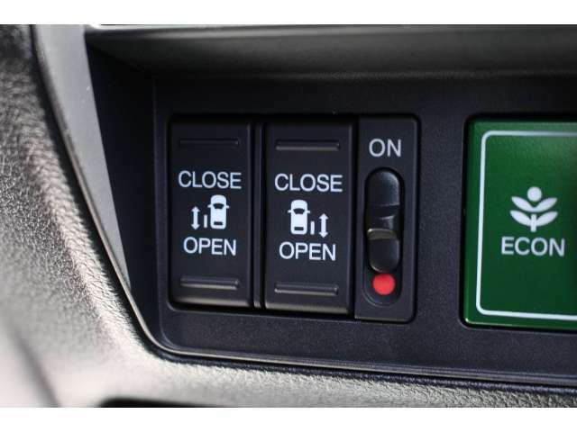 リアは両側パワースライドドアで、開閉には運転席のスイッチ、またはスライドドアのドアハンドルを少し引くだけで自動開閉します。