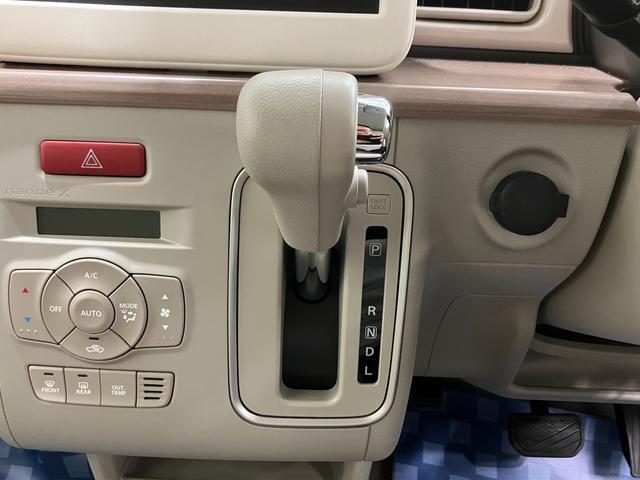 【インパネシフト】シフト操作のしやすいインパネシフトです。足元が広くなりすっきりしますので、大柄な方でも快適に運転ができます。