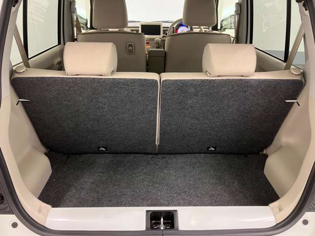 【ラゲッジルーム】必要十分な広さで普段のお買い物程度の荷物はこれで十分です。