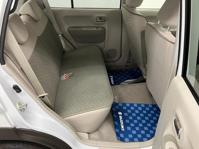 【リヤシート】膝まわりや足元にゆとりのスペースを確保した後席。週末の遠出の際にも、ゆったりとした姿勢で快適に過ごせます。