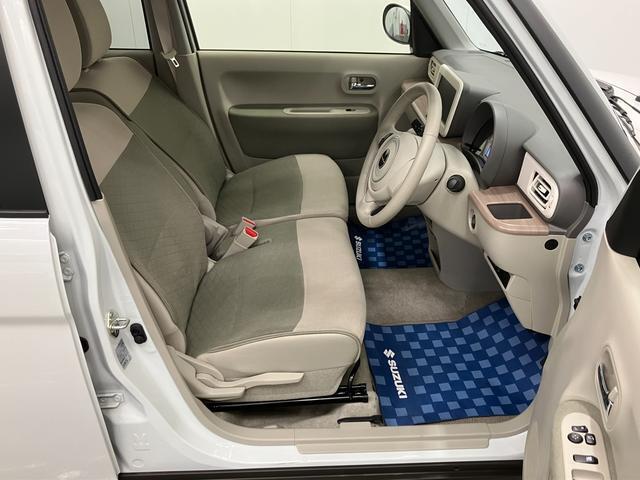 【フロントシート】ゆったり座れるベンチシートを採用しており、アームレストも装備していますので快適です。