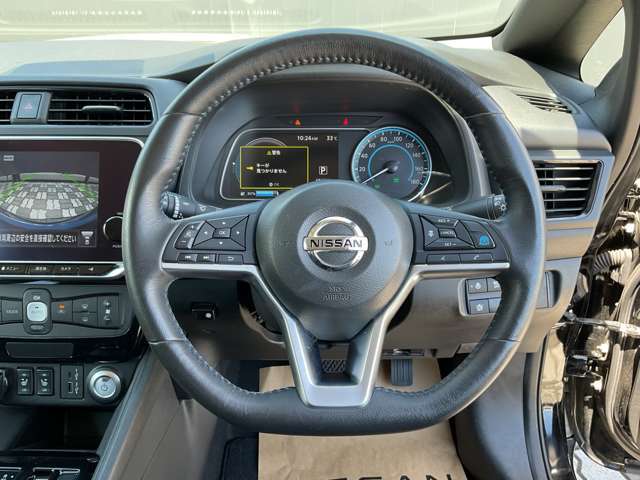 右、高速道路でアクセル、ブレーキ、ステアリングをサポートするプロパイロットの操作スイッチ。左、ナビ、メーターパネル内を操作するスイッチ。