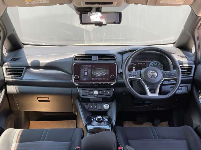 運転席周りになります。内装色はブラックです。