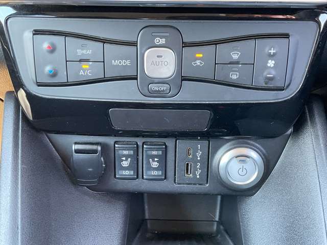 オートエアコン。運転席、助手席を温めるシートヒーターのスイッチです。