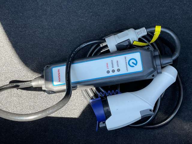 充電ケーブルが付いてます。