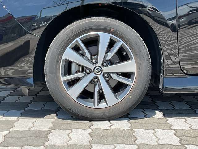 純正アルミホイール。タイヤサイズは205/55R16です。