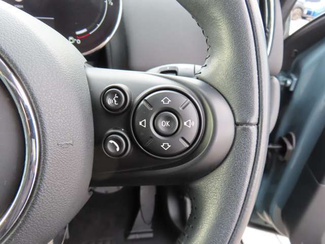 右側は音量調整やチャンネル切り替えや受話器としても使えます！