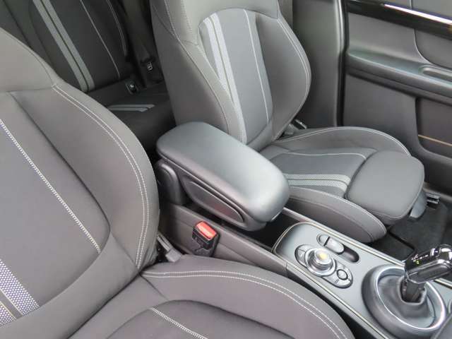 アームレスト装備：隣の方と仲良く使ってください！