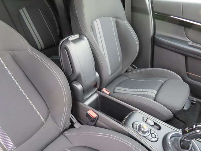 アームレスト装備：隣の方と仲良く使ってください！