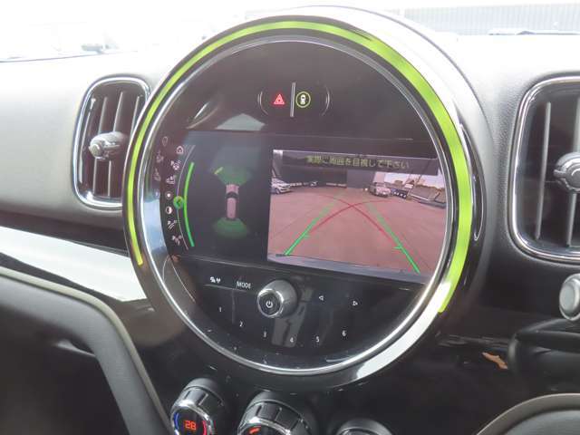 純正バックカメラ装備車両です。バックカメラにて車両後方の映像を映し出し駐車操作をサポートしてくれます。