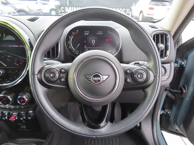 ハンドル：中央にはMINIのエンブレムが付いています。