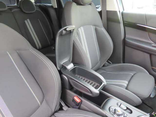 アームレスト装備：隣の方と仲良く使ってください！