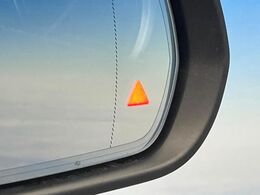 ●ブラインドアシストセンサー：視角からの車を感知し、ドライバーが車線変更を行う際に、警告音と共に注意を促してくれる安全支援機能です！