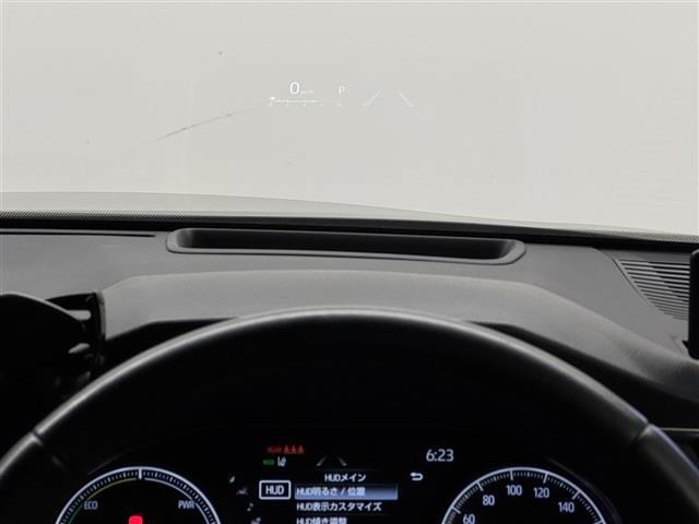 【ヘッドアップディスプレイ】フロントウインドウガラスに運転支援システムの作動状況やナビゲーションの案内表示など、走行に関するさまざまな情報を表示できます。（表示内容は車種により異なります）