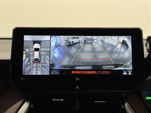 【パノラミックビューモニター】自車周辺をぐるりと俯瞰できるカメラで危険を察知。上空からの映像で自動車や障害物の位置が詳細に確認できるので、狭い駐車場でも安心して駐車できますね。