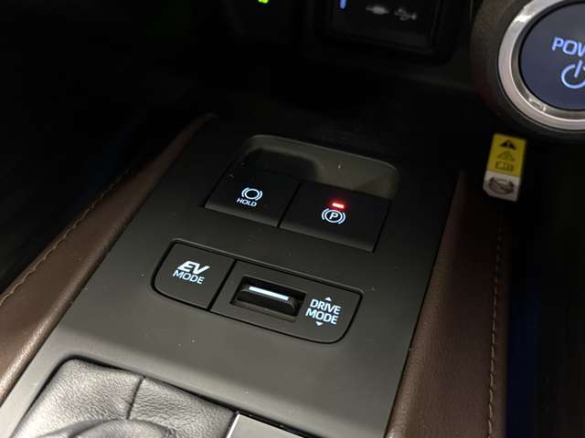 【電動パーキングブレーキ＆ブレーキホールド】 スイッチを入れると、信号待ち等で停車時、ブレーキを離しても自動でブレーキが効いた状態になり、指先の簡単操作でパーキングブレーキの作動や解除が可能です！！！