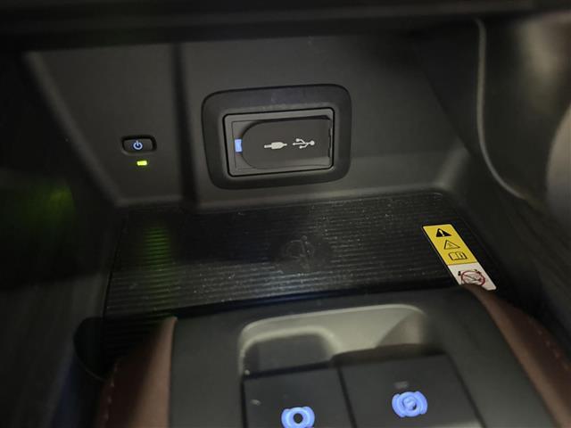 【おくだけ充電】対応している端末であれば、このアタッチメントの上にスマホを置くだけで充電が可能。ケーブルを車内に常備しておく必要もありません。