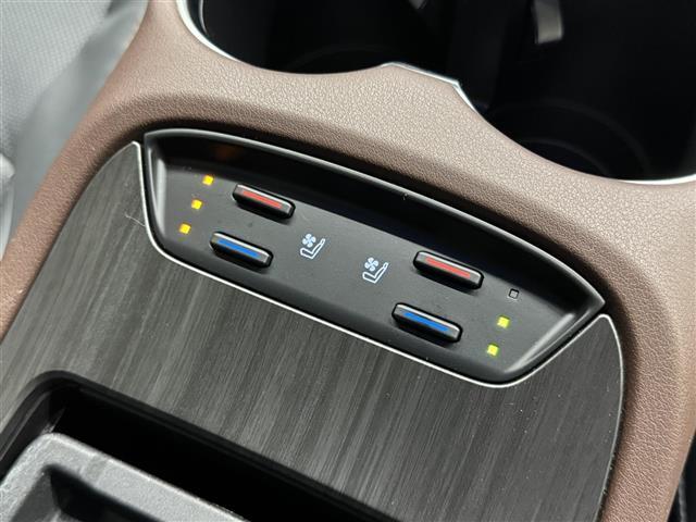 【シートヒーター/ベンチレーション】暑い季節は冷風がシートの目からそよぎ、寒い季節はシートを暖められますので、季節を選ばず快適に過ごせます。