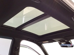 開放感あふれるサンルーフを装備しております。天気のいい日にはルーフを開けて、空を感じながら、気持ちよくドライブができますね♪