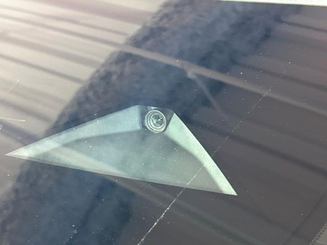 【スマートブレーキサポート】走行中に前方の車両等を認識し、衝突しそうな時は警報とブレーキで衝突回避と被害軽減をアシスト。より安全にドライブをお楽しみいただけます。