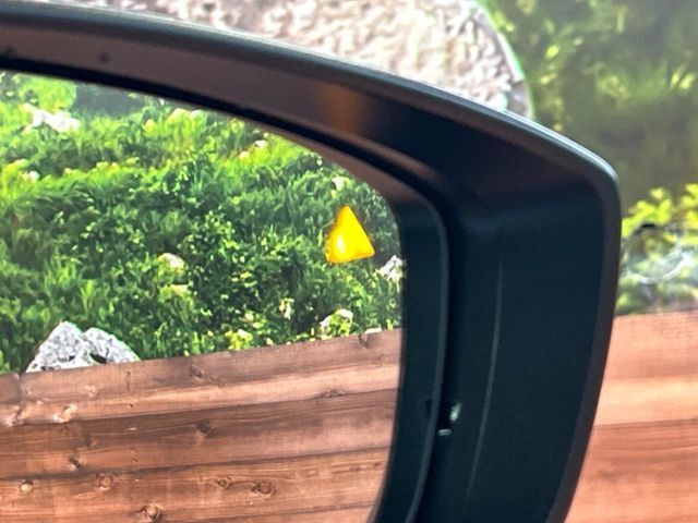 【ブラインドスポットモニタリング】走行中、ドアミラーの死角になりやすい箇所に後続車が接近するとサイドミラー付近に警告を表示、ドライバーに注意喚起をしてくれます。