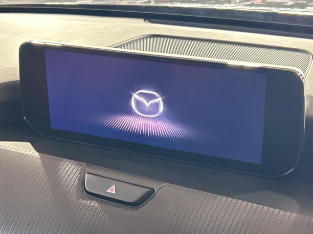 【10.25インチマツダコネクト】車内の雰囲気にマッチした大型ディスプレイ。スマホ接続でのナビ使用やBluetooth再生等、様々な機能が楽しめます。直感的なダイヤル操作が可能で、使い勝手も良好です。