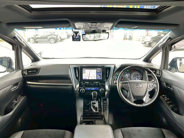 雨が降ってもゆったりと車選びができる屋根付展示場完備！じっくりご覧になれます☆