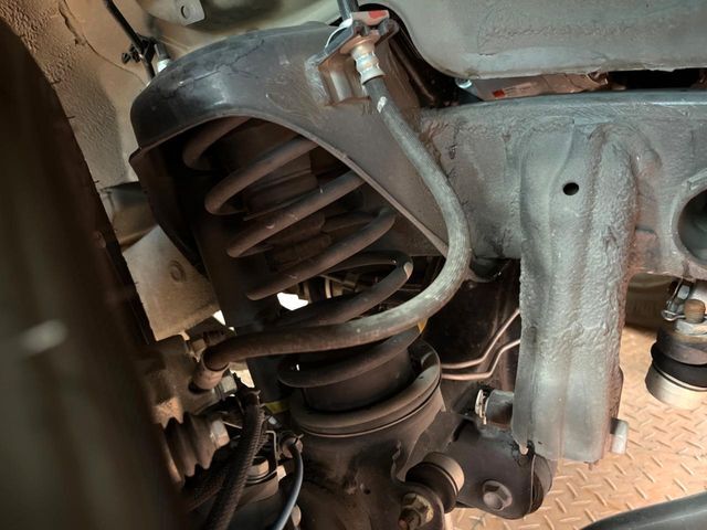 お車を安心してお乗りいただく為には、足回りの定期点検が欠かせません。サービスサポート（有償保証）では無料点検もご提供しており、安心のカーライフをお過ごしいただけるサポート体制が整っています。