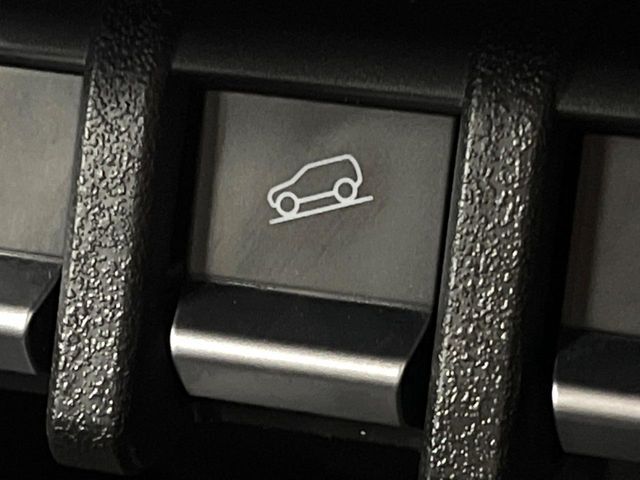 【ダウンヒルアシスト】急な坂道を下るときに自動でブレーキを制御、一定の低速度を保ちます。雪道や悪路など滑りやすい路面の下り坂でもタイヤがロックしないから安心！ハンドル操作に集中できます！