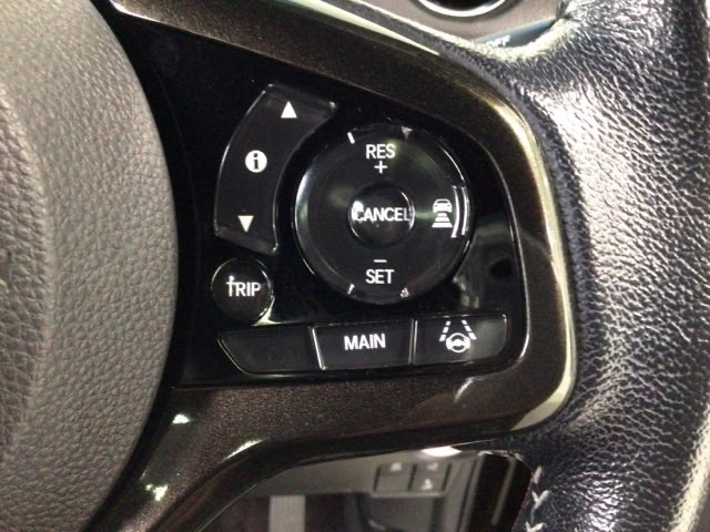 【アダプティブ・クルーズ・コントロール】予め設定した車速内でクルマが自動的に加減速。 前走車との適切な車間距離を維持しながら追従走行し、高速道路でのドライバーの疲労を軽減してくれる嬉しい機能付♪