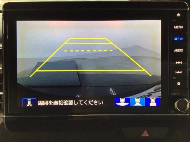 【バックカメラ】運転が苦手な方も車庫入れラクラクです！ギアをリバースに入れれば自動的に切り換わりますので、面倒な操作は不要です♪狭い駐車場もお車を傷つけず安心ですね！