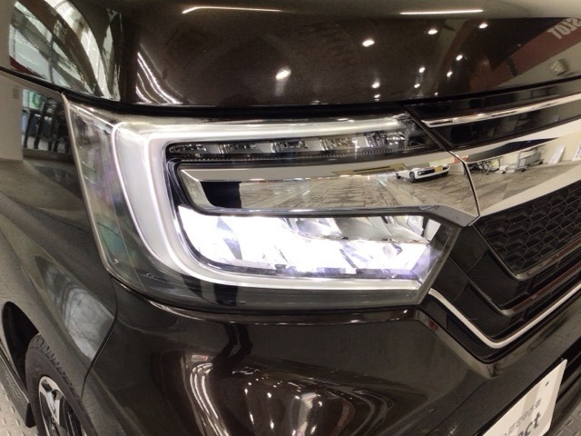 【LEDヘッドライト】ディスチャージヘッドライト（HID）と同等の明るさで、夜道や雨天走行が明るく視界良好！！　フォグライトも装備で、安心感さらにUPです♪安心ドライブを楽しんで下さい♪