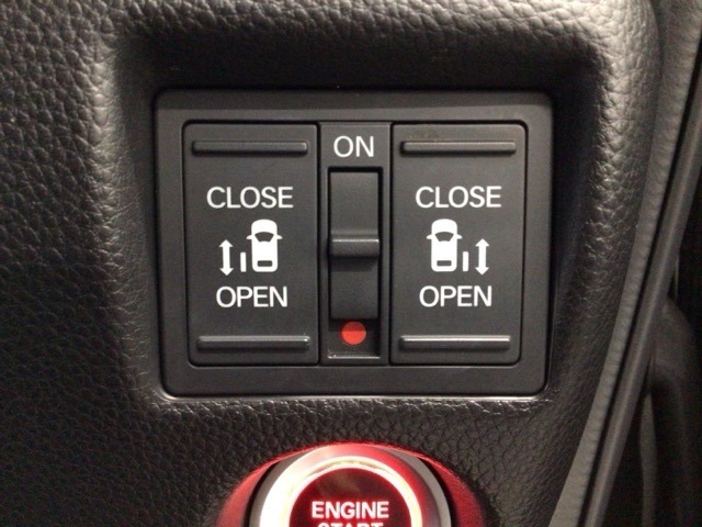 【両側パワースライドドア】両側がパワースライドドアになっており、運転席のスイッチやスマートキーでも開閉が可能です！開口部も広いので乗り降りも楽々♪