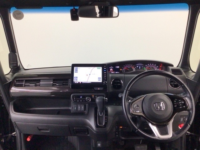 【前方視界】開放的な前方視界！運転がしやすく疲れにくいです♪窓が大きく、見通しがとっても良いおクルマですよ♪