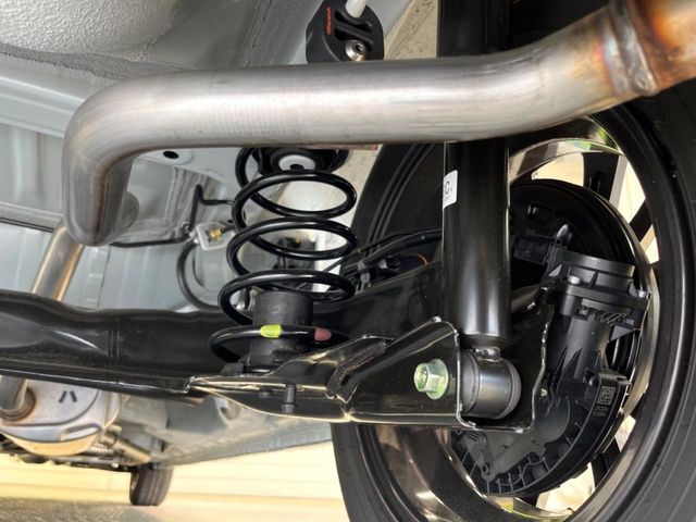 お車を安心してお乗りいただく為には、足回りの定期点検が欠かせません。サービスサポート（有償保証）では無料点検もご提供しており、安心のカーライフをお過ごしいただけるサポート体制が整っています。