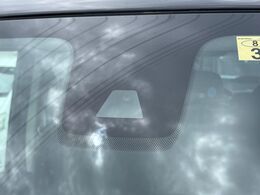 【エマージェンシーブレーキ】走行中に前方の車両等を認識し、衝突しそうな時は警報とブレーキで衝突回避と被害軽減をアシスト。より安全にドライブをお楽しみいただけます。