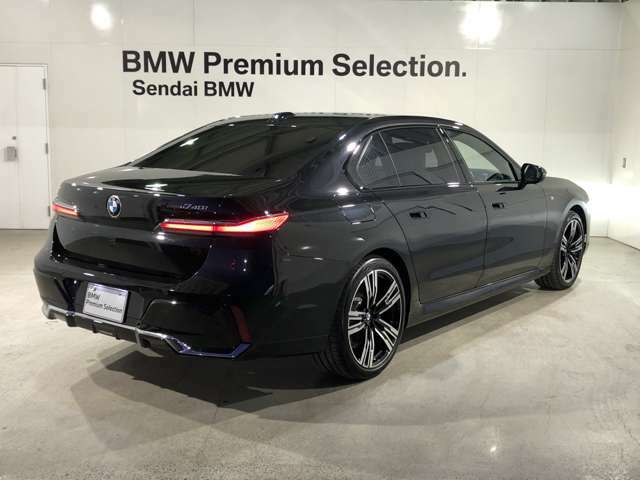 FR(後輪駆動）コンセプト：BMWがこだわり続ける優れた俊敏性やコントロール性を実現する駆動コンセプトです。加速時にはパワーを後輪で路面に伝え、ブレーキング時は前輪でダイレクトな操作を実現します。