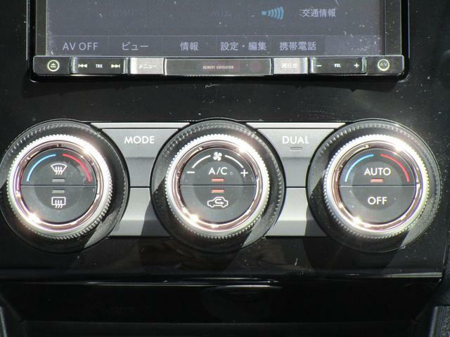 左右独立調整フルオートエアコンが付いてますので、運転席助手席それぞれの温度に調整できます！