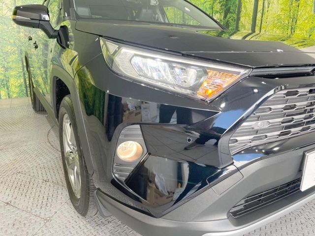【LEDヘッドライト】悪天候や夜間走行時も良好な視界を確保し安心して運転できる高輝度LEDヘッドライトを装備！点灯速度が早く、消費電力も抑えられています。