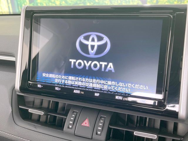 【大画面ナビ】人気の大型9インチナビを装備。存在感のある大画面はインパクト大！ナビ利用時のマップ表示は見やすく、テレビやDVDは臨場感がアップ！いつものドライブがグッと楽しくなります♪