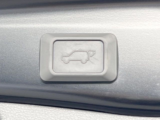 【パワーバックドア】スマートキーや運転席のボタンを押すだけでリアゲートが自動で開閉します！荷物を持っている時や、高い位置にあるバックドアを閉める際に便利な機能です♪