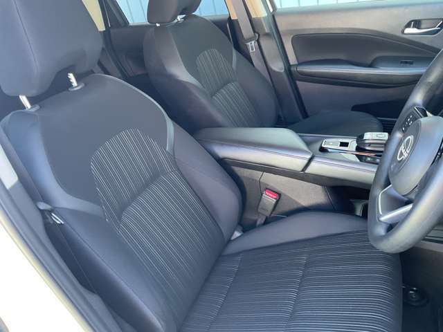 快適に運転できるドライブポジション！運転席シートリフターとシートスライドで、無理のない運転姿勢がとれます。