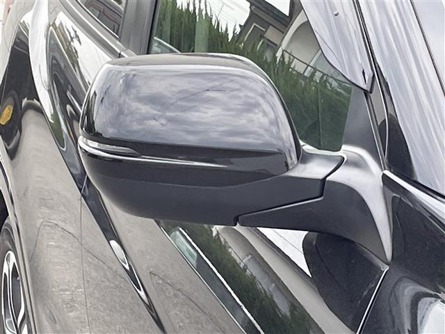 【電動格納ミラー】狭い道や狭い場所に停車させるときに活躍する装備ですね。ボタン一つでドアミラーが格納されます！！