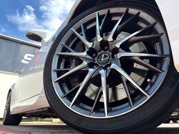 【純正オプション19インチアルミホイール】純正オプションホイールを装着。走行性能の向上に加え、外観もよりスタイリッシュになっています。