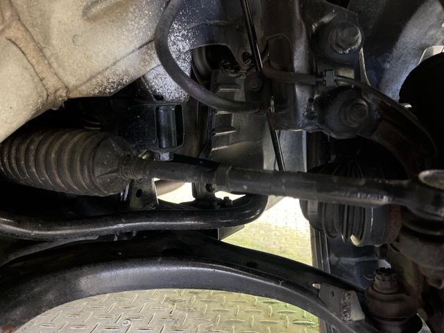 お車を安心してお乗りいただく為には、足回りの定期点検が欠かせません。サービスサポート（有償保証）では無料点検もご提供しており、安心のカーライフをお過ごしいただけるサポート体制が整っています。