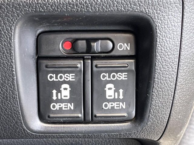 【両側電動スライドドア】運転席/助手席側とも電動スライドドアを装備。お子様の乗降りやお買い物の荷物の積み降ろしにも便利！さらに挟みこみ防止機構付きで安心です。