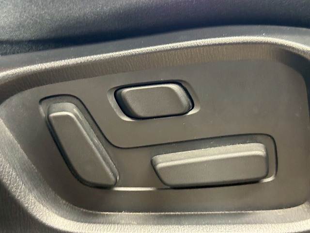 【パワーシート】電動スイッチで操作をし、高さや角度シート位置など最適なシートポジションに細かく設定出来ます☆