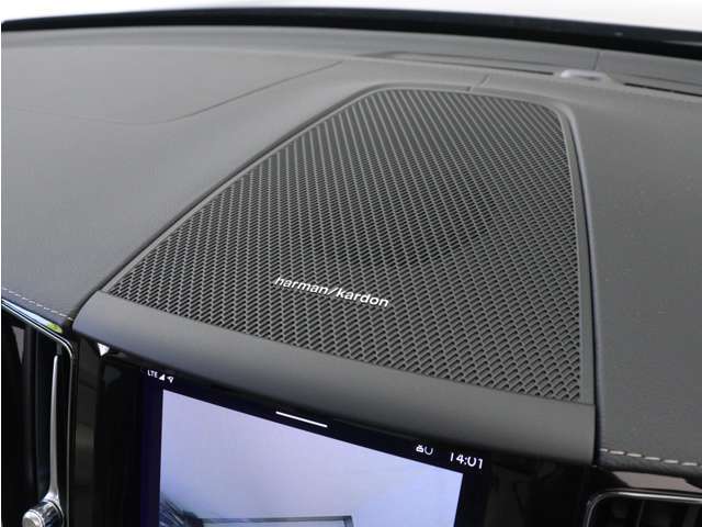 【harman/kardon】世界のオーディオファン垂涎のプレミアムサウンドシステムを搭載。原音に近い音場空間を忠実に再現。乗る人すべてに最良の音響体験を提供します。